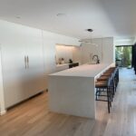Modern U-Shaped kitchen with island in Caesarstone 4011 Cloudburst Concrete|1996
