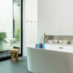 Modern bathroom in Caesarstone 5131 Calacatta Nuvo | 3003
